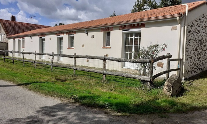 Saint-Pere-en-Retz Cottage | Renovated Farmhouse: 4BR, SPA, WiFi, Baby Gear, Near Pornic