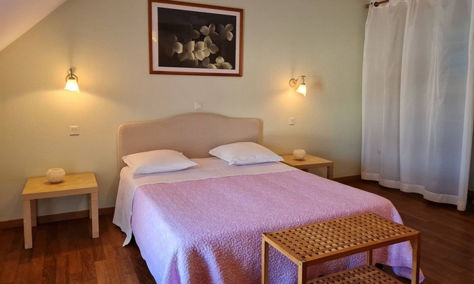 Cravant Bed & Breakfast | Renovated farmhouse retreat - 4 rooms with breakfast