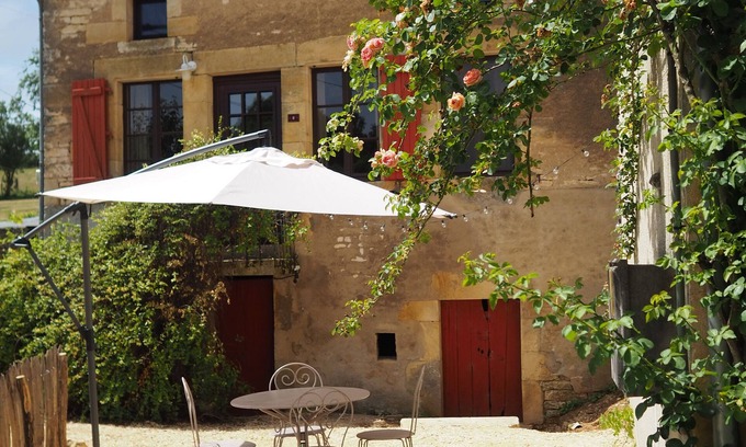 Cuncy-les-Varzy Cottage | Renovated historic farmhouse - cozy terrace, many excursion destinations