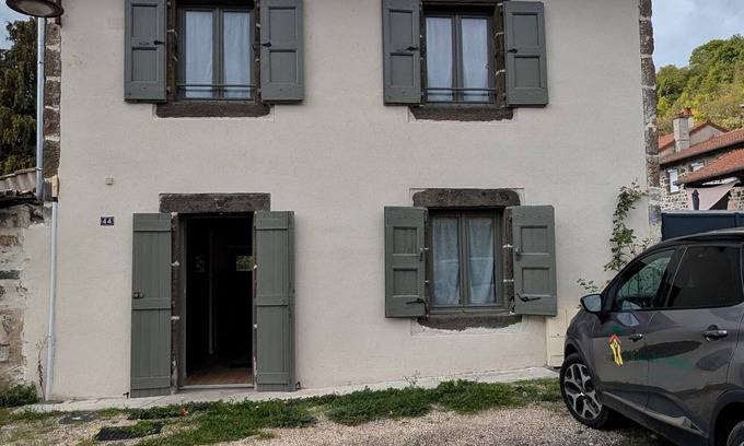 Polignac Cottage | Renovated house with terrace and balcony in Polignac