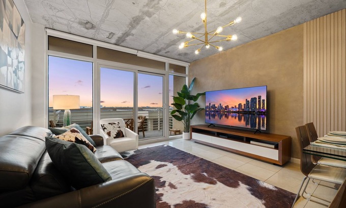 Midtown Condo | Renovated! Midtown Condo DrinkBar Garage Pool BBQ Gym MiniGolf PingPong Foosball