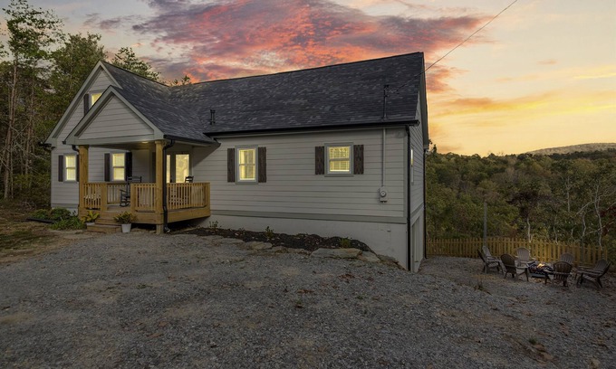 Jasper Cabin | Renovated | Mtn Views | Hot tub | Fire Pit | Pet Friendly