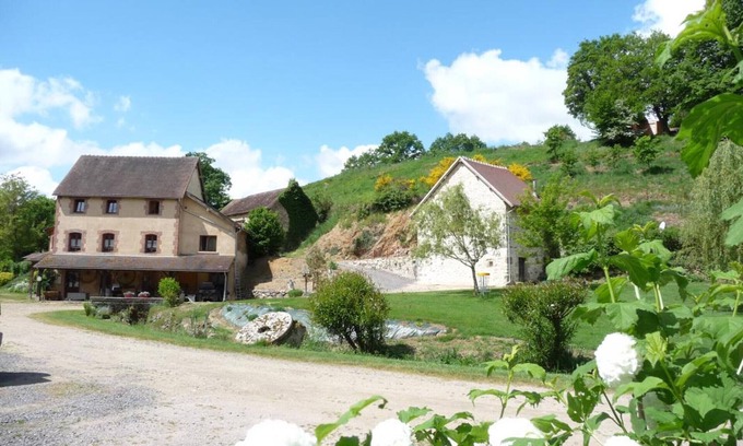 Vernusse Cottage | Renovated old mill with pool and pets allowed