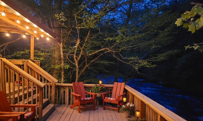 Cherokee Cabin | Renovated Park's Edge Cabin on Deep Creek, One step from The Great Smoky Mountains National Park!