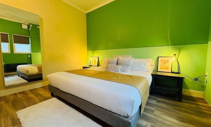 Historic Downtown Fernie House | Renovated Retreat, Walk to Trails and Dog Friendly