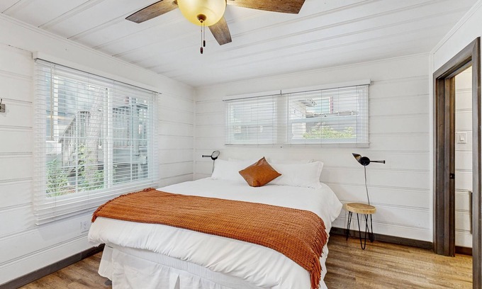 Lakeside Park Apartment | Renovated Studio w/Full Kitchen & hot tub access-Walk to Lakeside Beach