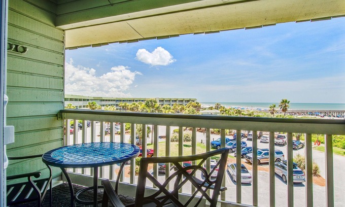 Isle of Palms Villa | Renovated top-level villa w/oceanfront view & community pool/pier
