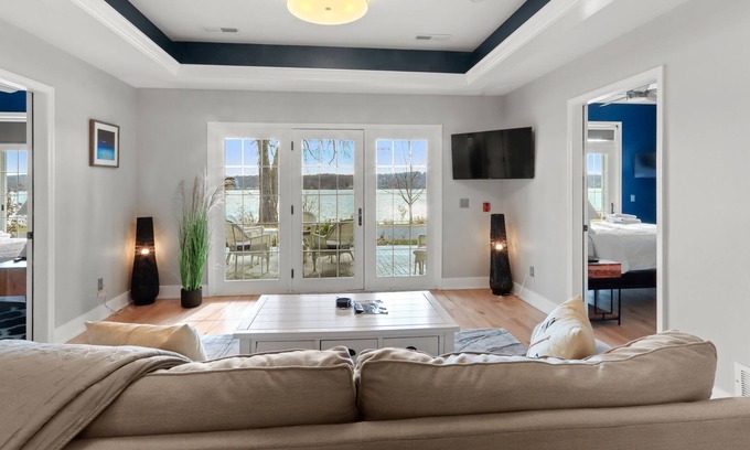 Lake Geneva Resort | Renovated Unit with lake access and pier. 2 bedrooms, den, kitchen, hottub.