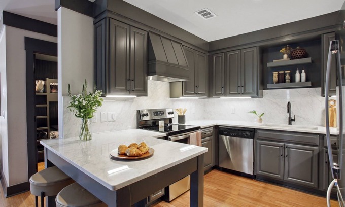 Old West Broad Neighborhood Apartment | Renovated Upscale Home | Near Forsyth Park