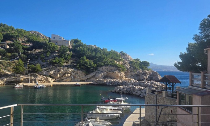 Calanque de Morgiou Apartment | Renovated waterfront haven of peace