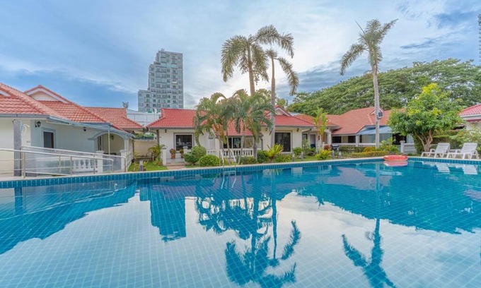 Pratumnak Hill Villa | Resort 5-3BR Huge Pool, BBQ, 300m-Beach, 8 mins to Walking Street