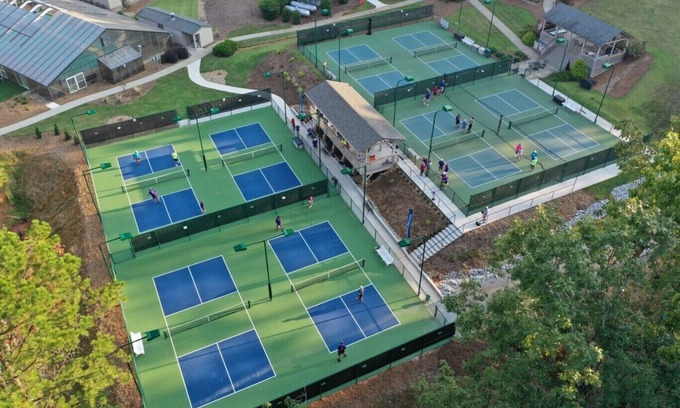 Salem House | Resort Access - Lake - Pools -Pickleball - Gym. Spacious townhome for groups