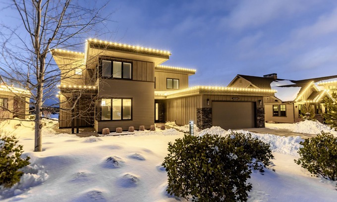 Bend House | Resort amenities ~ mtn, golf views ~ hot tub ~ ample parking ~ concert shuttle