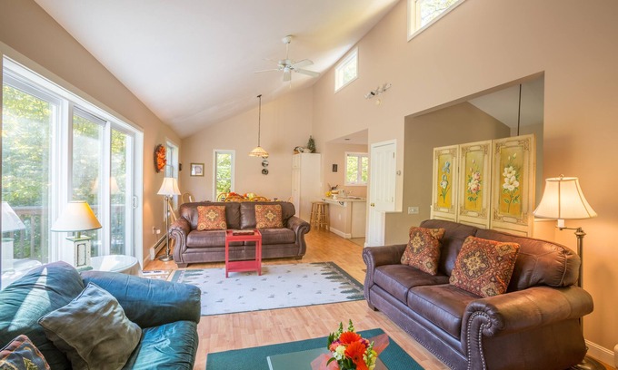 Campton House | Resort Mountain Home with Private Hot tub Walk to Pools, Pond WIFI
