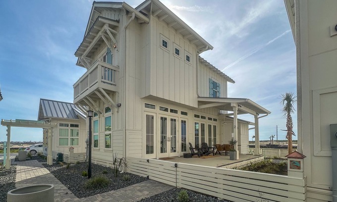 Port Aransas Cabin | Resort Pools, Golf Cart Boardwalk to Beach