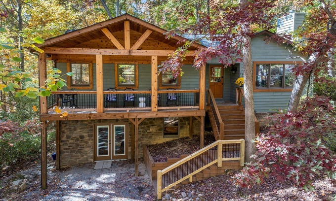 Massanutten Cabin | Resort Retreat: Sauna, Hot Tub, Pool table + more!