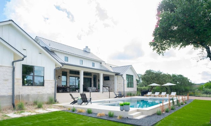 Naumanns Camp House | Resort Style Escape | Heated Pool, Golf, Winery