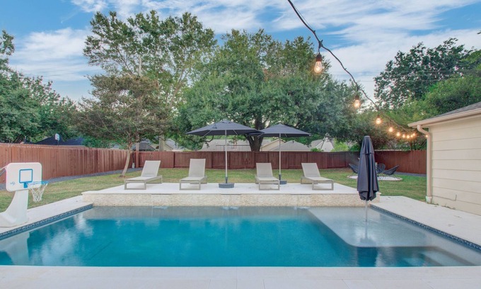 Jersey Village House | Resort-style Retreat W/Jacuzzi & Gaming