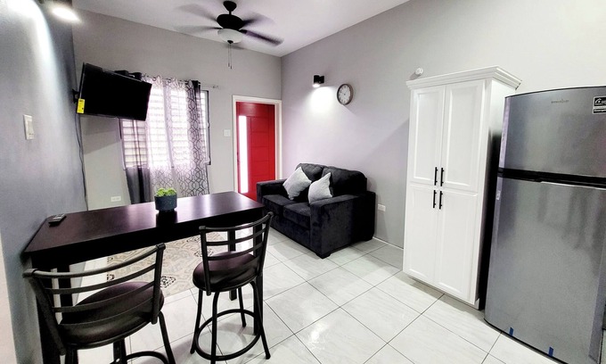 Ottleyʼs Apartment | Rest Easy Suite #1 with Mountain and Sea Views