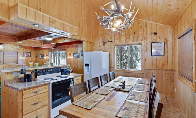 Island Park House | Restoration Pines by KABINO Hot Tub Big Garage Yard Fire Pit Swingset Foosball WiFi Grill