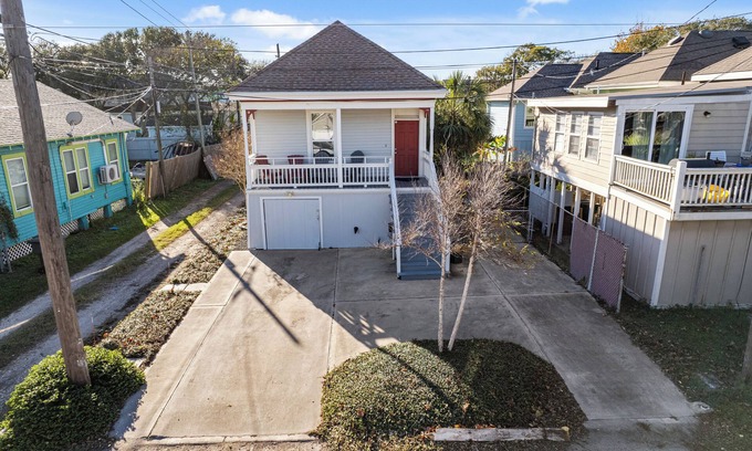 Galveston House | Restored Victorian Walking Distance to Beach & Pleasure Pier
