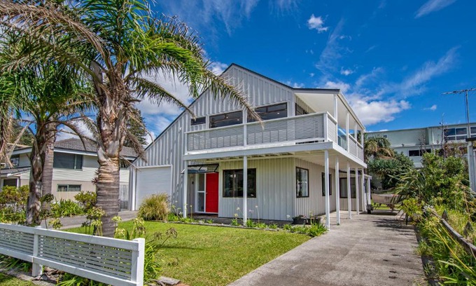 Russell House | Retreat at Tapeka Point - Russell Holiday Home