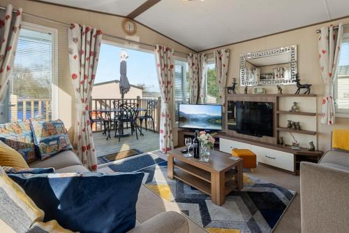 Cheriton Bishop Ski Chalet | Retreat at the Lake - Fishing Lakes, Heated Outdoor Swimming Pool 500yrds on Sister Park , Pool Open April to September
