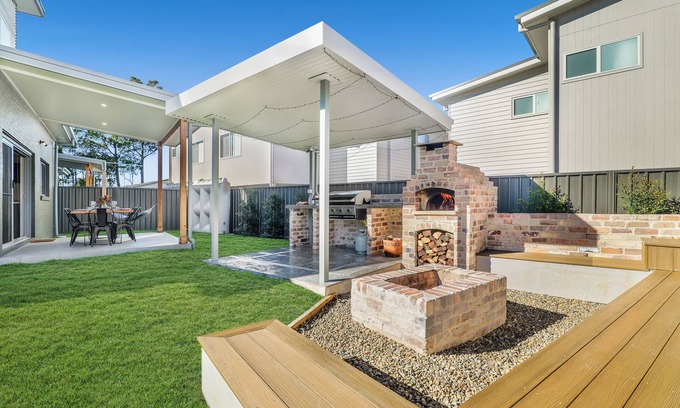South Nowra House | Retreat at Woodland – Entertainers Delight with Spa, Pizza Oven & Cozy Fire Pit
