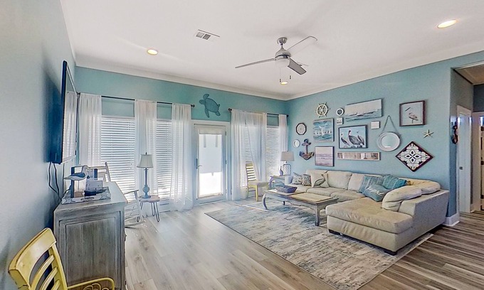 Crystal Beach House | Retreat | Steps to Beach | Large Deck | Sleeps 12