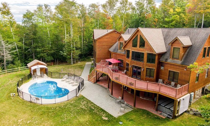 Sunday River Area Cabin | RETREAT TO A SECLUDED, SERENE MOUNTAIN LODGE