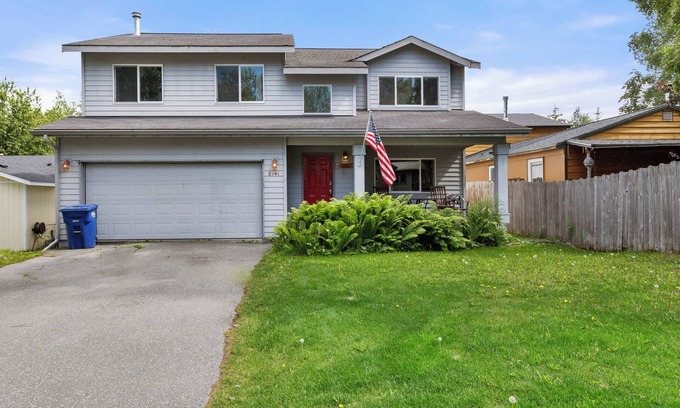 Sand Lake House | Retreat to Hidden Gem near the Airport & Kincaid Park - Modern and spacious