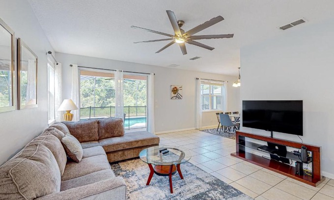 Sandy Ridge House | Retreat with a Bang