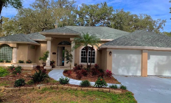 Temple Terrace House | Retreat with Private Caged, Salt Water Pool, 4 Bd/3 Ba, Near Busch Gardens & USF