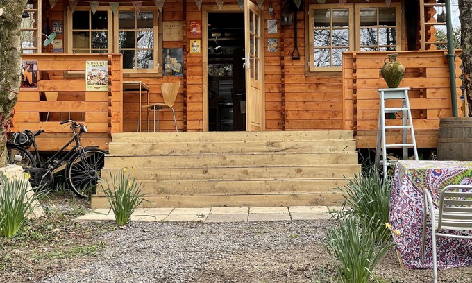 Bovey Tracey Cabin | Retro Lodge nr Dartmoor with hot tub & opt sauna