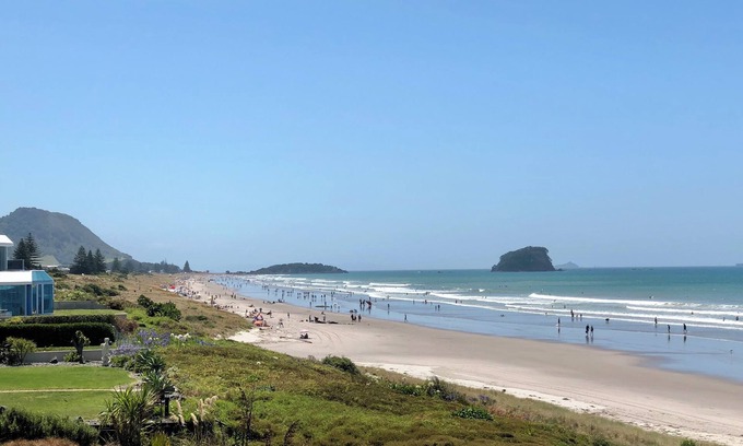 Omanu House | Retro Mount Beach Bach - classic 70's kiwi bach, 1 min walk from Mount beach!