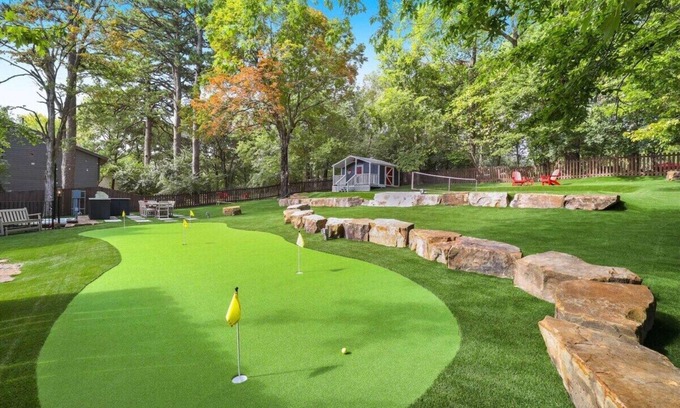 Fayetteville House | Retro Razorback - Pickleball-Golf-Spa-UofA