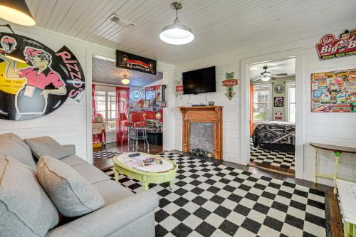 Llano House | Retro Retreat in Llano with Screened Porch!