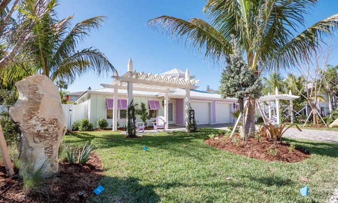 Holmes Beach Cottage | Retro Style Home with Large Pool Close to Downtown Holmes Beach and Walk to Beach!