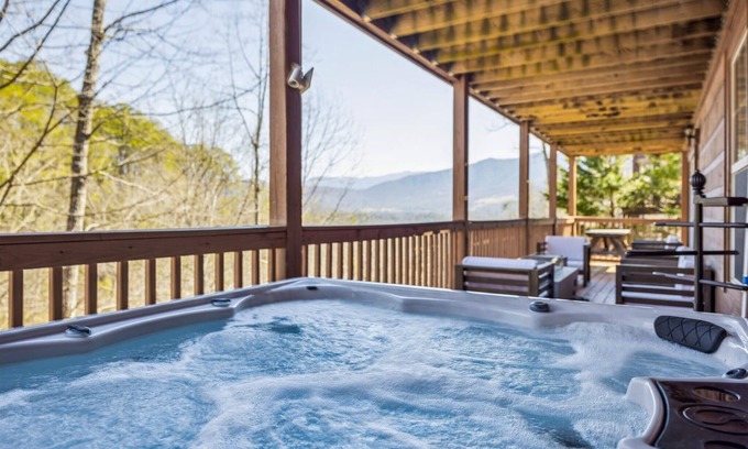 Townsend Cabin | Reunite+Relax, Designed for Family Time w/Private Hot Tub, Game/Movie Room