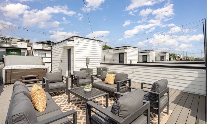 Katie Hill Neighborhood House | Rhythm Row - Rooftop Hot Tubs - Mins to Broadway
