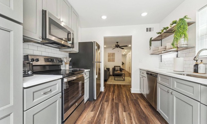 South Central Houston Apartment | Rice Village Escape ~ Dining Shopping Fun