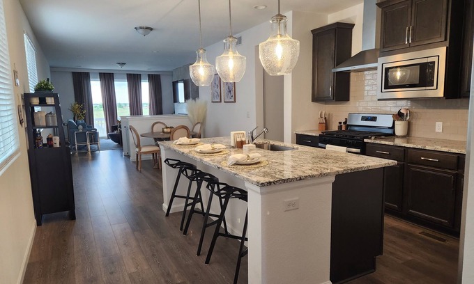 Longmont House | Rich King Bed on Highpoint!
