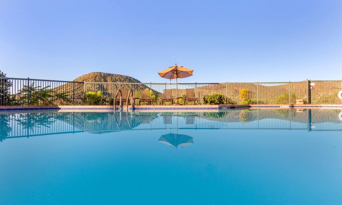 Oak Creek Resort | Ridge on Sedona - 1 BEDROOM 1 KING SUITE WITH ROLL-IN SHOWER