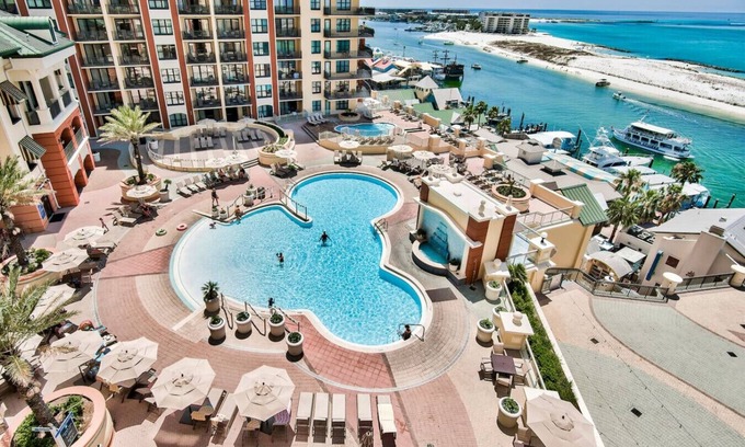 Destin Hotel | Right Above the Action!