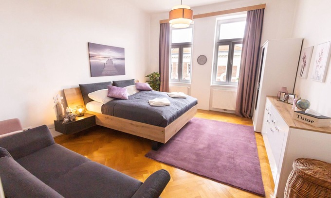 Funfhaus Apartment | Right near Schonbrunn palace/zoo