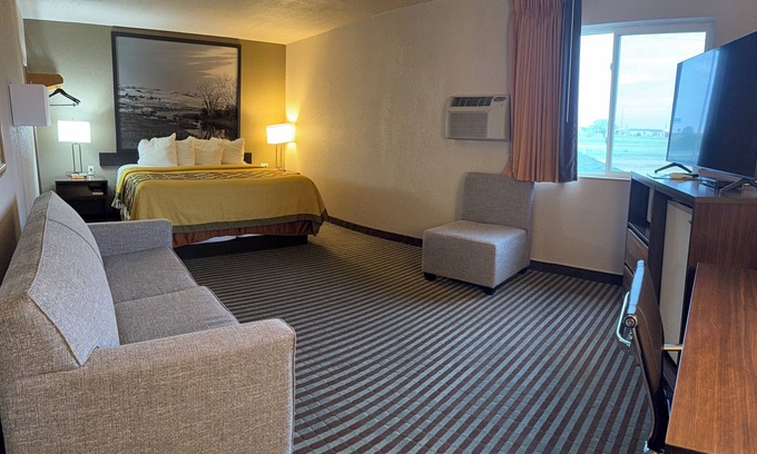 Lexington Hotel | Right off the Interstate, American style Restaurant/Bar Next door & Great Rates!