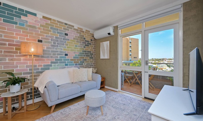 Fremantle Apartment | Right on the doorstep of both Central Fremantle and the famous Wray Avenue precinct