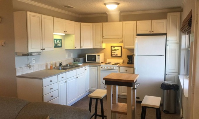 Hot Springs Condo | Right On The Water Yet Close To Oaklawn !