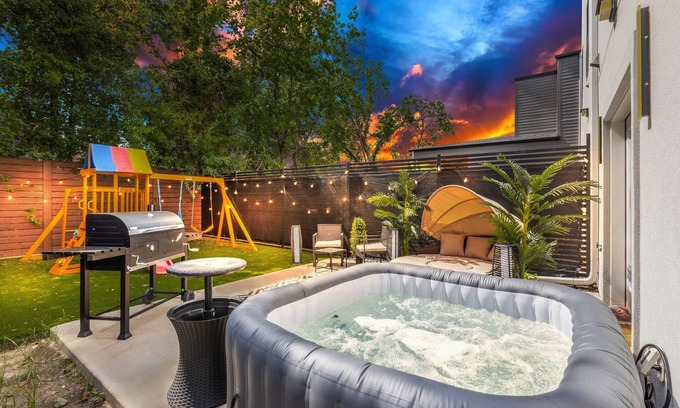West Dallas House | Right Spacious 8-bedroom townhome in awesome Dallas with AC
