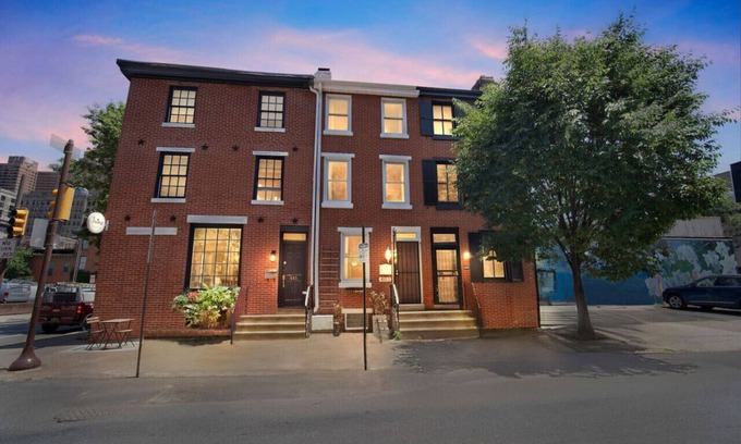 Center City House | Rittenhouse Trinity Stay | 2BR | 2BA | Fast Wi-Fi